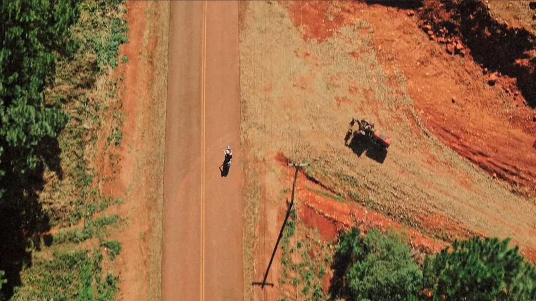 Toma aérea con dron de un camino de tierra roja